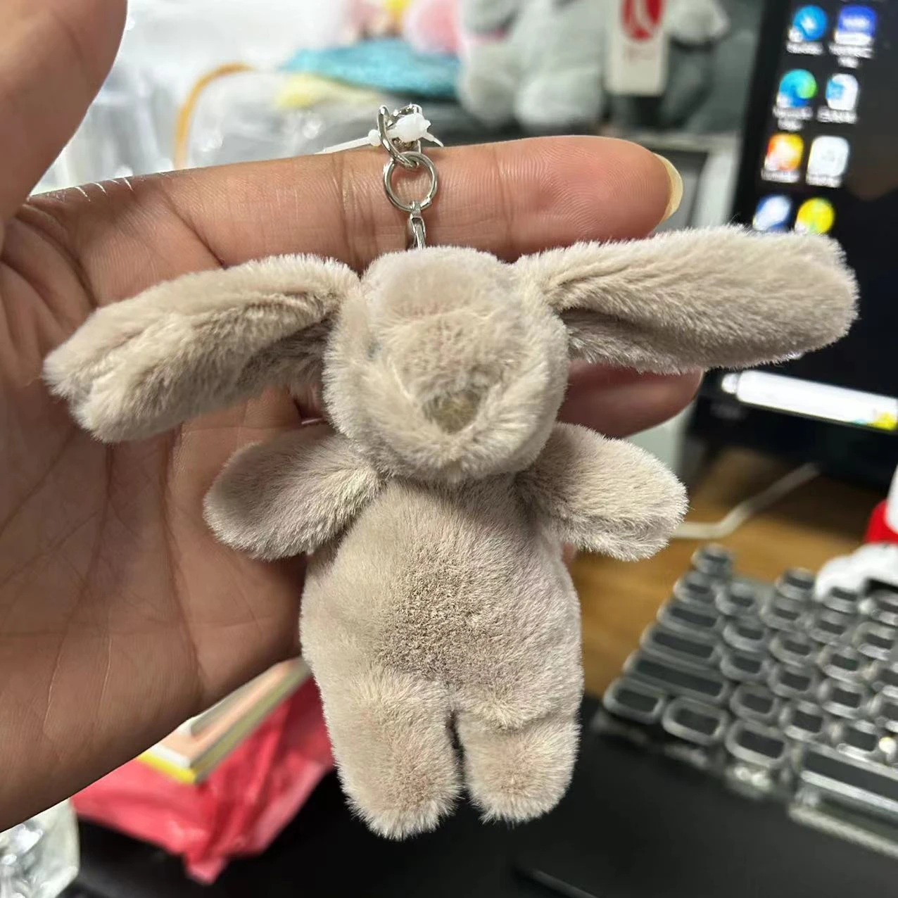 ぬいぐるみかわいい漫画ウサギキーホルダー愛ポンポン小物おもち - Mobile Electronics Gadgets のレビューと価格